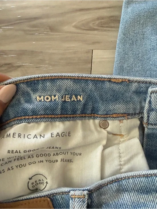American Eagle Mom Jean Light Wash Distressed Denim Jeans Women’s Size 8 Long - Picture 6 of 9